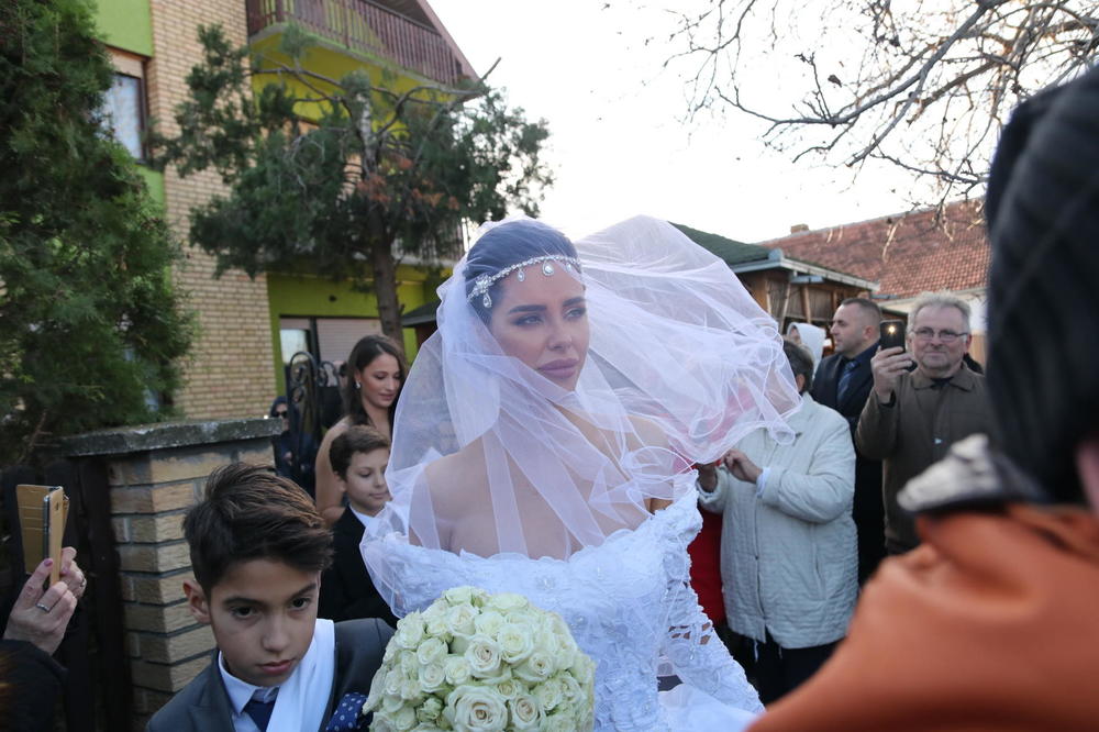 POTRČALA DA STANE U RED ZA BIDERMAJER, PA SE RAZOČARALA: Ova POZNATA DAMA nije imala sreće u nadmetanju za BUKET!