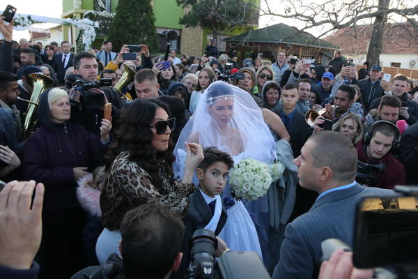 PRVE CECINE REČI NAKON ŠTO JE OŽENILA SINA JEDINCA: Javno je poslala PORUKU mladencima! (FOTO)