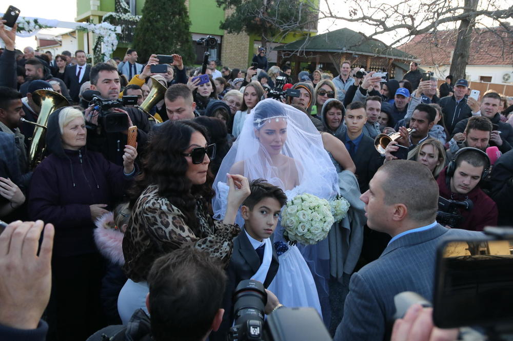 PRVE CECINE REČI NAKON ŠTO JE OŽENILA SINA JEDINCA: Javno je poslala PORUKU mladencima! (FOTO)