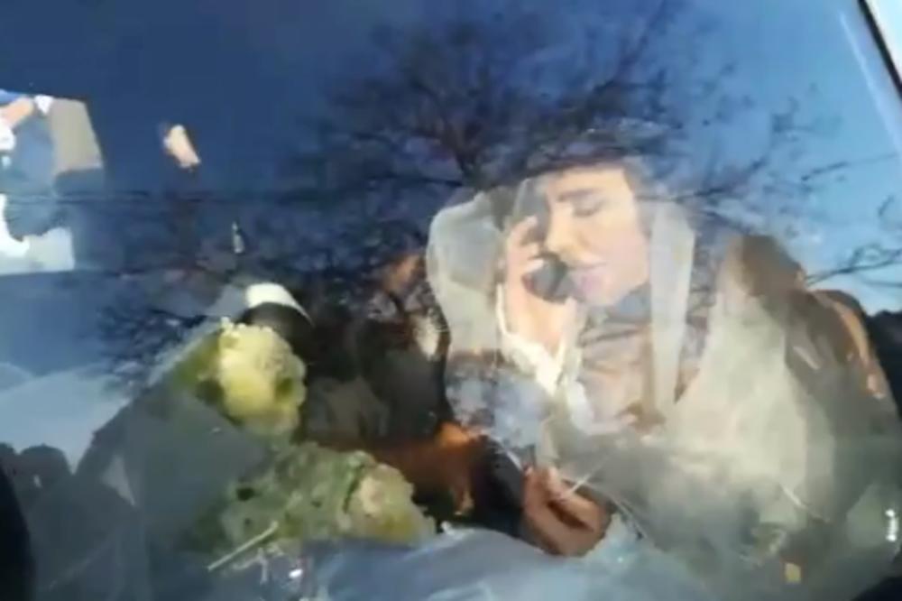 MLADA BESNI NA NEKOGA PREKO TELEFONA: Veljko odmah pritrčao, niko ne zna šta se DEŠAVA