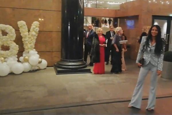 PRVE U HOTEL STIGLE SVEKRVA I ZAOVA: Ceca i Anastasija ne skidaju OSMEH s lica! Zvanice samo što nisu!