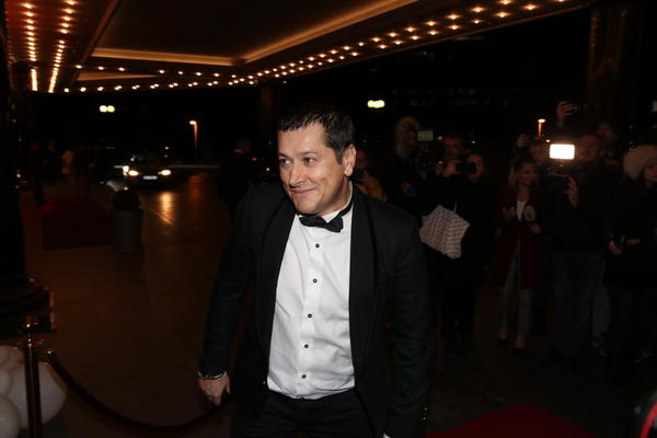 JA NE MISLIM O POKLONU: Aco Pejović nam je otkrio ŠTA je doneo MLADENCIMA za svadbu! (VIDEO)