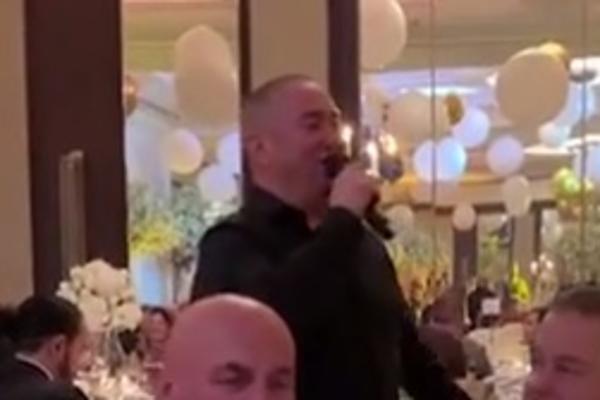 ĐANIJA OKITILI NOVČANICAMA OD 100 EVRA: Pevač ZAPEVAO, ŠUŠKE samo pršte! (FOTO)