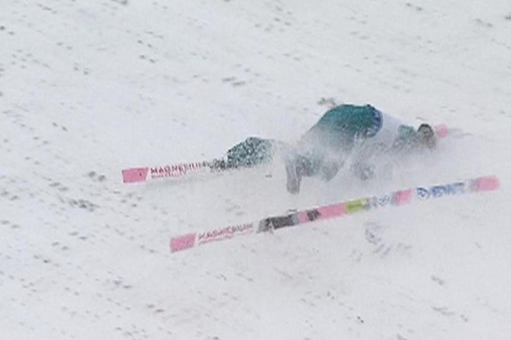 UZNEMIRUJUĆI SNIMAK SA SKI SKAKAONICE: Slavni skakač pao i izobrtao se po snegu - krvav je ostao da nepomično leži!