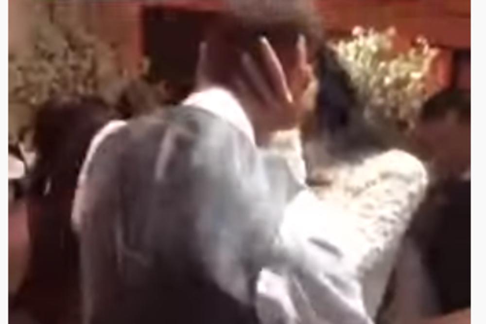 VELJKO USRED SVADBE PAO NA KOLENA: Svi pričaju o NAJEMOTIVNIJEM TRENUTKU sa venčanja decenije! (VIDEO)