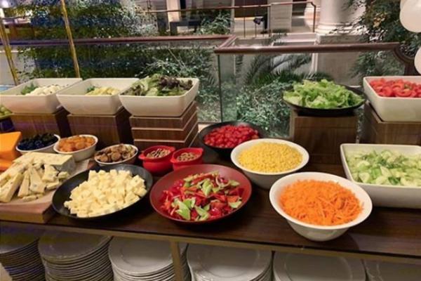 ZA 37.500 € TREBALO JE DA SE JEDE HRANA ZAČINJENA PRAHOM JEDNOROGA: Otkrivamo ŠTA SE JELO na svadbi decenije (FOTO)