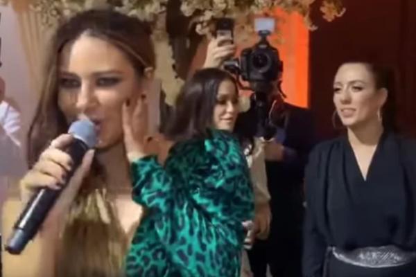 KAD JE ANA NIKOLIĆ UZELA MIKROFON NA SVADBI, SVE JE STALO: Prvo je SVE ZASENILA izgledom, a onda i OVOM PESMOM!
