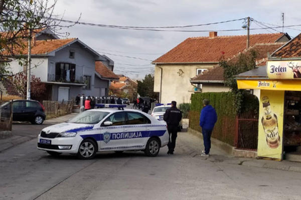 POLICIJA BLOKIRALA POLA KRUŠEVCA ZBOG BOMBE! Prodavačica u MARKETU pronašla EKSPLOZIVNU NAPRAVU i ODUZELA SE!