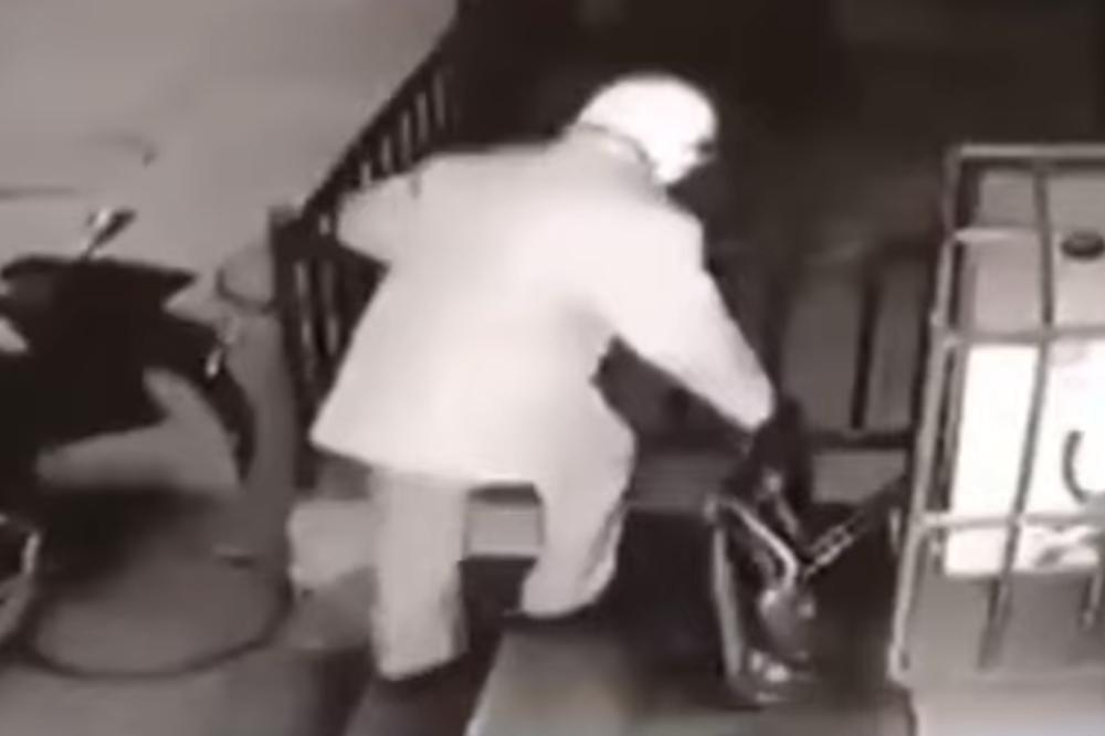 STAVIO DETE U TORBU I OSTAVIO GA ISPRED PRODAVNICE: Kada je naišao radnik, postupio je BEZDUŠNO! (VIDEO)