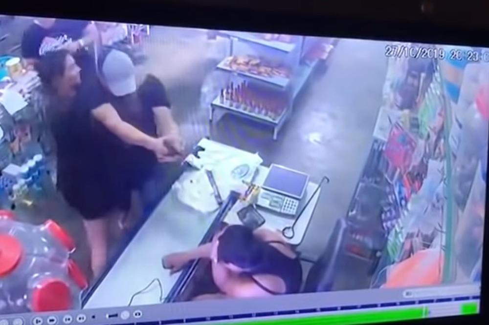 Hteo da upuca suprugu u glavu, ali je pištolj ZAKOČIO čak ČETIRI PUTA (UZNEMIRUJUĆI VIDEO)