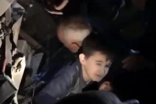 NAJPOTRESNIJI SNIMAK IZ PORUŠENE ALBANIJE: Spasioci pokušavaju da izvuku dečaka iz ruševina, DETE PLAČE KAO KIŠA!