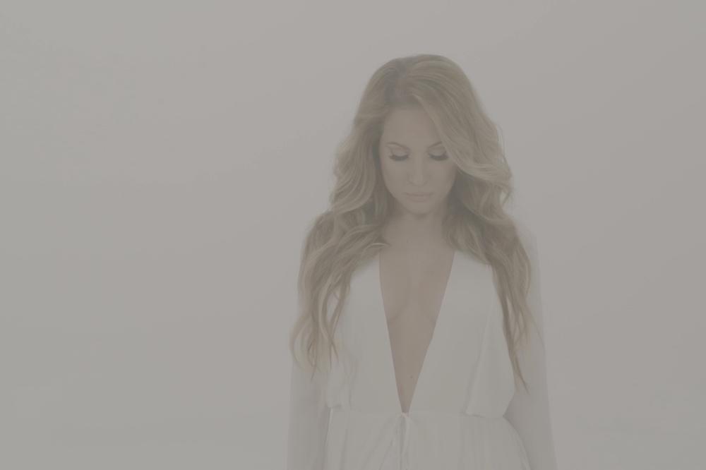 NOVI HIT DUNJE VUJADINOVIĆ: Prepoznaće se svi oni koji žele život bez predrasuda!