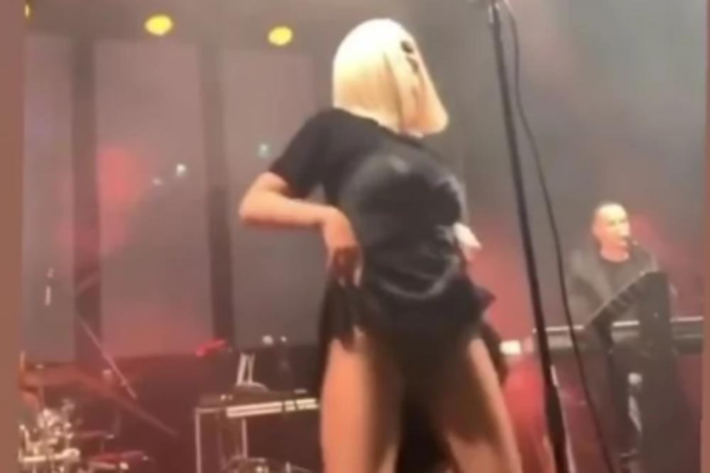 NATAŠA BEKVALAC ODLEPILA NA NASTUPU! Iz čista mira podigla haljinu pa pokazala publici GAĆICE i MEĐUNOŽJE!