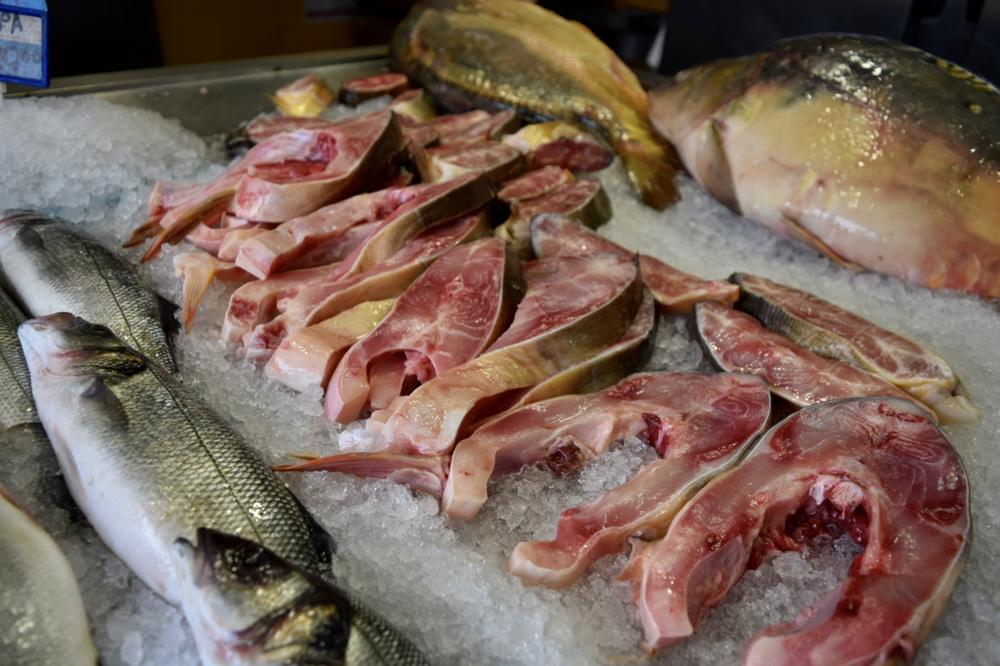 SRBI KAO LUDACI KUPUJU OVU RIBU, A U NJOJ SE NALAZE CRVI! Ostaćete šokirani kada vidite O KOJOJ SE RADI