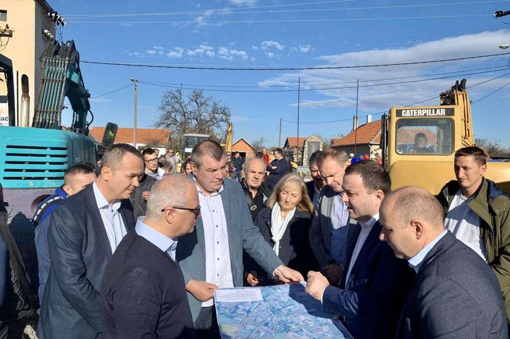 VESIĆ PRISUSTVOVAO POČETKU IZGRADNJE KANALIZACIONIH MREŽA: U Urovcima i Krtinskoj završetak radova za godinu dana!