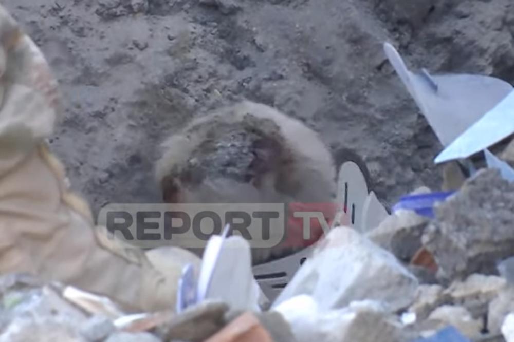 ISPOD RUŠEVINA MU JE OSTALO ČETVORO DECE: Ceo sprat kuće se srušio kao kula od karata! HOROR PRIZORI (VIDEO)