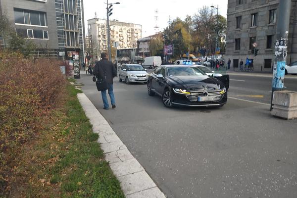 SAOBRAĆAJKA KOD GLAVNE POŠTE: Nastradao pasat zatamnjenih stakala! (FOTO)