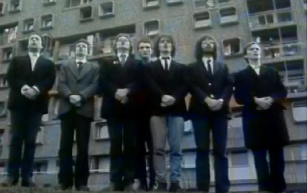 Haustor 1981, printscreen iz spota 'pogled u bolju budućnost' snimljenog u novobeogradskom bloku 28