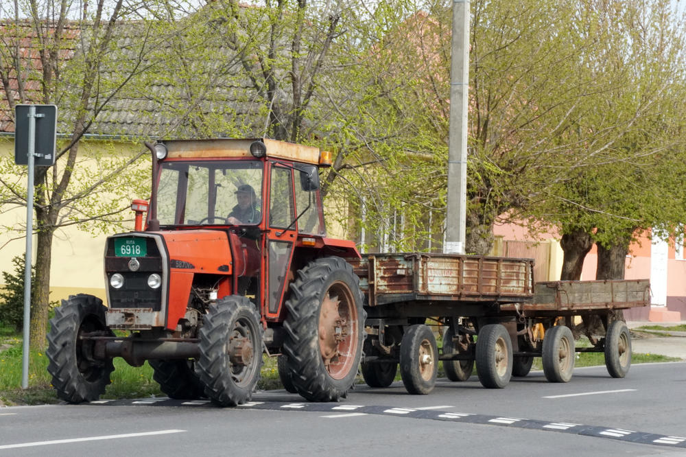 HIT: Turisti iz Austrije u Crnu Goru došli traktorima