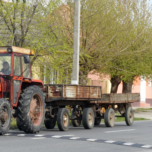 HIT: Turisti iz Austrije u Crnu Goru došli traktorima