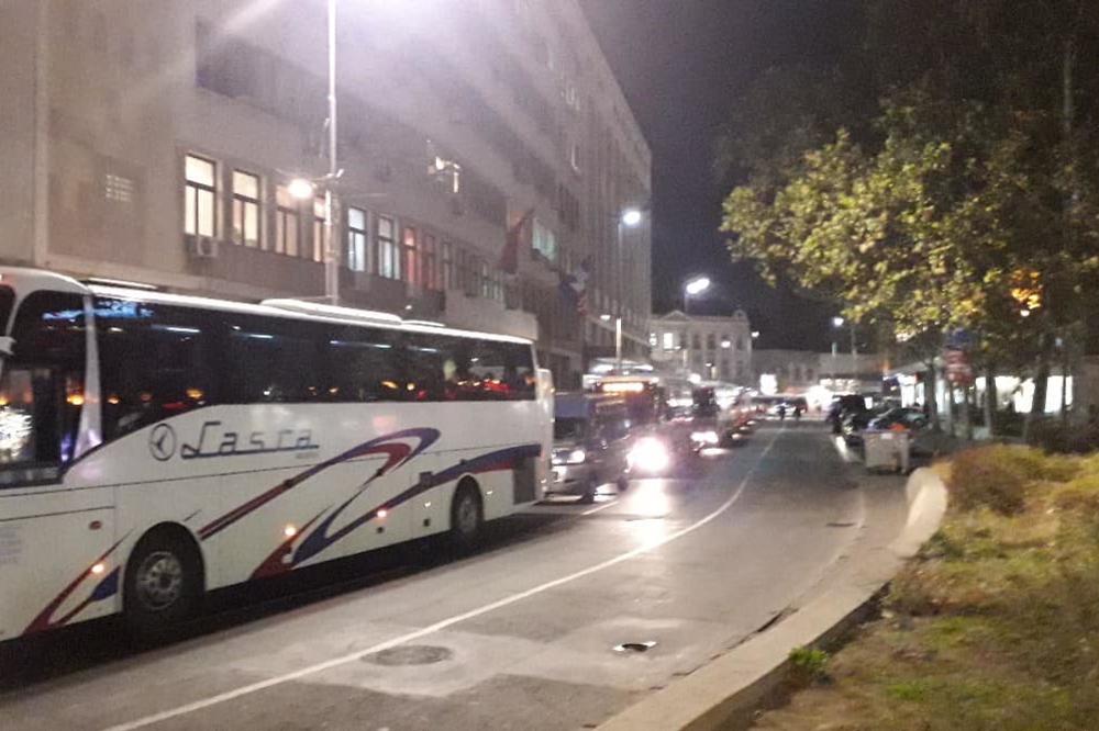 BLOKIRAN BEOGRAD! NAVIJAČI BAJERNA OKUPIRALI GLAVNI GRAD: Velika kolona je krenula ka Marakani!