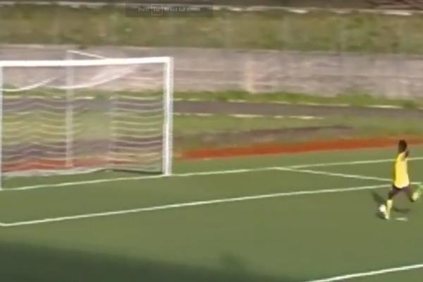 NE, JEDNOM, NEGO DVA PUTA JE PROMAŠIO PRAZAN GOL: Komentator se gušio od smeha usred prenosa zbog njega!