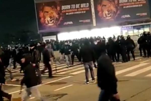 HULIGANSKI PIR! Masovna tuča u Milanu, Bed Blu Bojsi i Italijani se besomučno tukli i razvlačili!