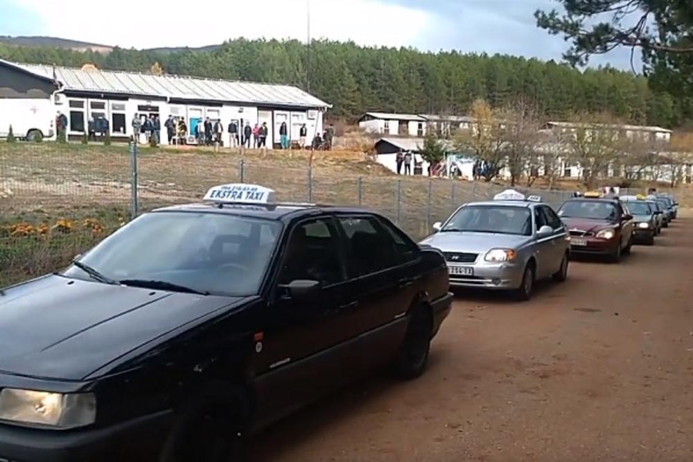 TVRDI DA SU JOJ MIGRANTI PLJUVALI MAJKU SRPSKU! Protest 50 taksista zbog napada migranata na taksistkinju! (VIDEO)