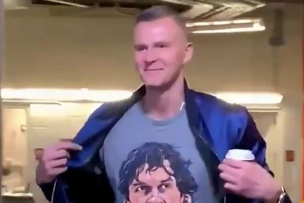SAD NEMA NIKAKVE SUMNJE: Bobi Marjanović je idol Kristapsu Porzingisu! To je jasno pokazao na majici pred meč!