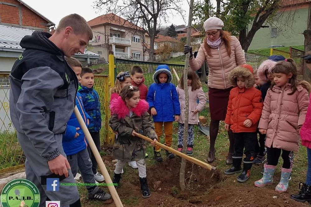 KREČE NACISTIČKE GRAFITE, SADE DRVEĆE, CRTAJU MURALE: Upoznajte decu iz Delijskog Visa, NJIH NIŠTA NE MRZI (FOTO)