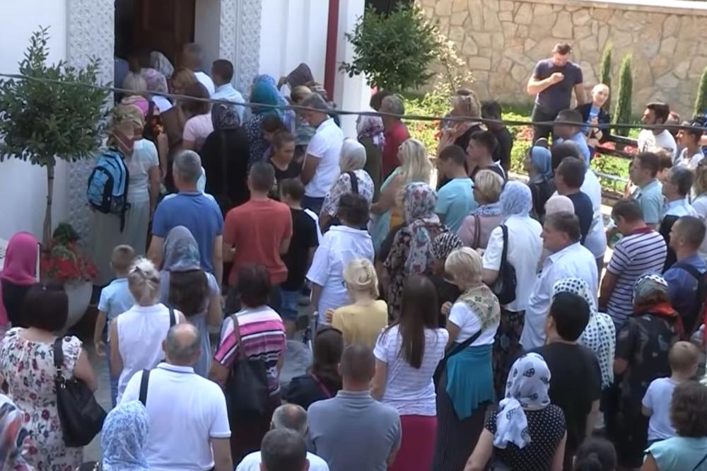 PREKO 50 AUTOBUSA I NEPREGLEDNE KOLONE VERNIKA PRED MANASTIROM TUMANE: Evo šta se dešava! (FOTO)