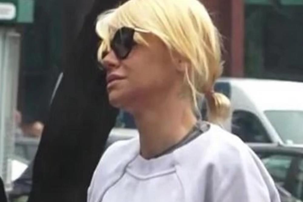NATAŠA BEKVALAC ISTRČALA NA ULICU RAŠČUPANA BEZ TRUNKE ŠMINKE: Raspravljala se usred BELA DANA! Ovakva NIJE VIĐENA