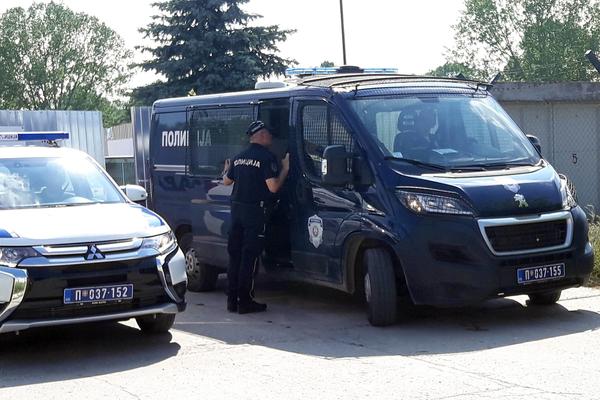 BEZ STIDA I SRAMA: Razbojnici ukrali auto baki i deki na graničnom prelazu Kelebija, u vozilu bila i DECA!