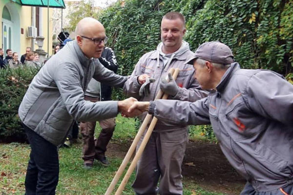 GRADONAČELNIK SADIO DRVEĆE U DVORIŠTU VRTIĆA VILA, Vučević: Ovo je samo najava velike akcije!