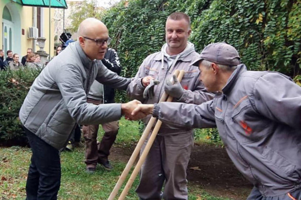 GRADONAČELNIK SADIO DRVEĆE U DVORIŠTU VRTIĆA VILA, Vučević: Ovo je samo najava velike akcije!