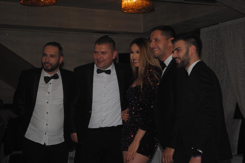 MUŠKARCI SALETALI RADU MANOJLOVIĆ: Došla bez Harisa, pa svi potrčali da sa njom urade nešto što svi vole! (FOTO)