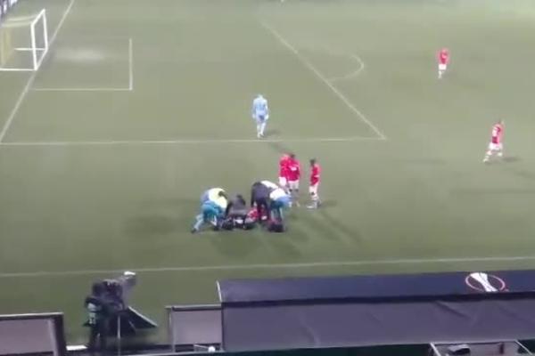 RAZNEO GA U PARAMPARČAD: Igrača AZ-a morali da skupljaju po terenu posle duela sa Sadikom!