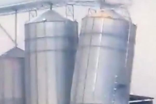 OGROMNI SILOS PUCA U SREMSKOJ MITROVICI: Snimak užasa slediće vam krv u žilama! (VIDEO)