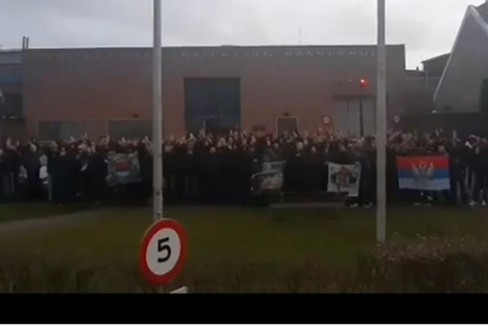GROBARI SE OKUPILI ISPRED ZATVORA U SHEVENINGENU: Navijači Partizana došli su do zgrade, a onda je počelo da grmi!