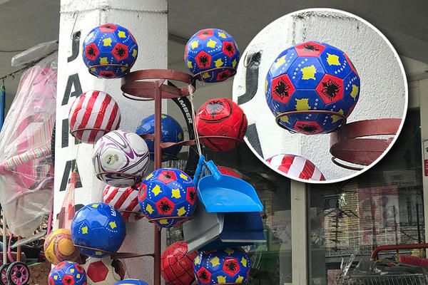 KUPILI SMO U SRBIJI LOPTU SA ZASTAVOM KOSOVA I DVOGLAVIM ORLOM! Još smo i dobili popust! Pljusnula je ŠAMARČINA