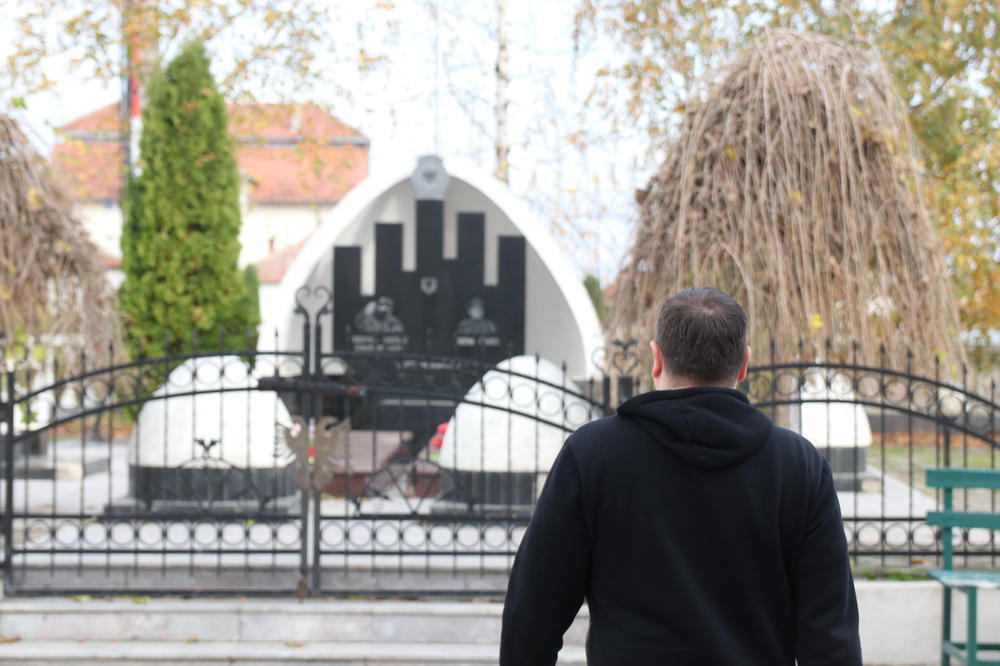 NA DAN ALBANSKE ZASTAVE OTIŠLI SMO NA GROB TERORISTE KAPETANA LEŠIJA! Izgleda da su Albanci zaboravili svog HEROJA