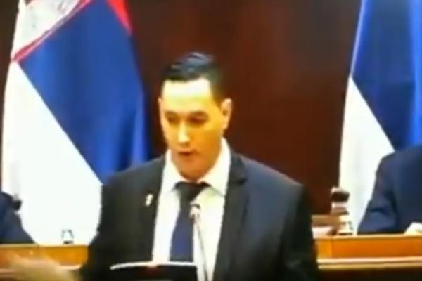 SRAM DA VAS BUDE, U SRBIJI JOŠ KRADU BEBE IZ PORODILIŠTA, A VI ĆUTITE! Vladimir pocepao predlog zakona u Skupštini!