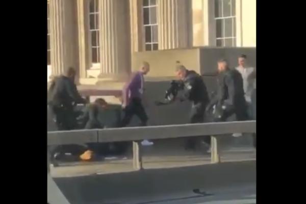 OVO JE TRENUTAK KADA JE POLICIJA UPUCALA NAPADAČA U LONDONU: Izbo je pet osoba! (UZNEMIRUJUĆI VIDEO)