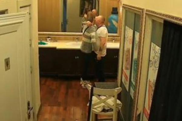 NABILA MU RUKE U GAĆE, SVE SEVNULO: Milijana bez blama dohvatila svog čiču! On počeo da jauče, kamera snima (VIDEO)