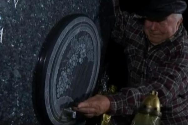 HIT U REGIONU! Beograđanin je u spomenik ugradio bure za vino, a imaće i NEVIĐENI SANDUK za sahranu! (VIDEO)