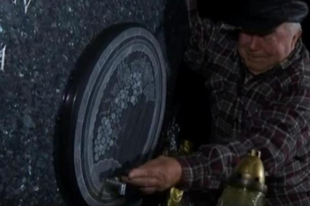 HIT U REGIONU! Beograđanin je u spomenik ugradio bure za vino, a imaće i NEVIĐENI SANDUK za sahranu! (VIDEO)