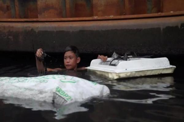 DEČAK RONI I SKUPLJA SMEĆE DA BI PREŽIVEO: Prizor od kojeg je ceo svet zaćutao! (VIDEO)