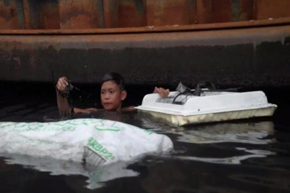 DEČAK RONI I SKUPLJA SMEĆE DA BI PREŽIVEO: Prizor od kojeg je ceo svet zaćutao! (VIDEO)