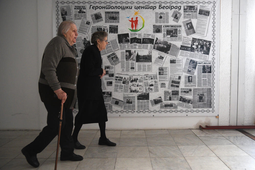 EVO KAKO DA SAZNATE KO DAJE POPUSTE UZ PENZIONERSKE KARTICE: Uopšte VAM NE TREBA internet