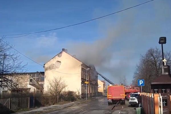 POŽAR PREPLAŠIO GRAĐANE MAČVANSKE MITROVICE: Pogledajte jezivi snimak (VIDEO)